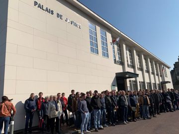 Une petite centaine de producteurs de lait adhérents de l’AOP Sunlait se sont déplacés le 24 mars à Coutances (Manche). Certains venaient du Sud-Ouest. Photo : C.Hue